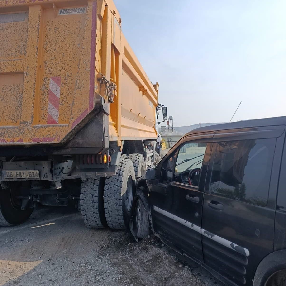 Tuzluca’da kamyon ile hafif ticari araç çarpıştı
