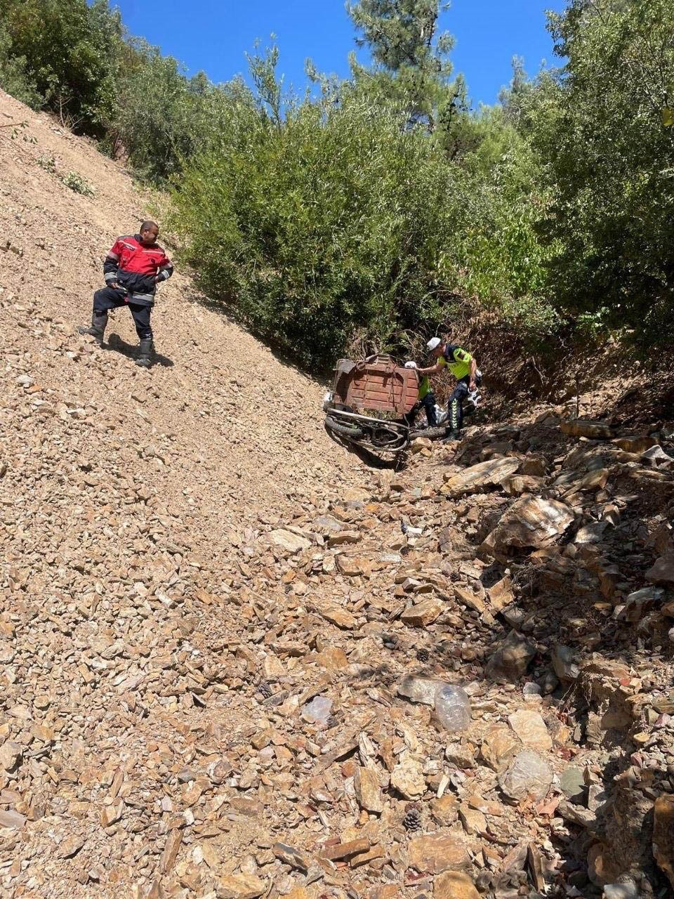 Uçurumdan yuvarlanan yaşlı motosiklet sürücüsü öldü
