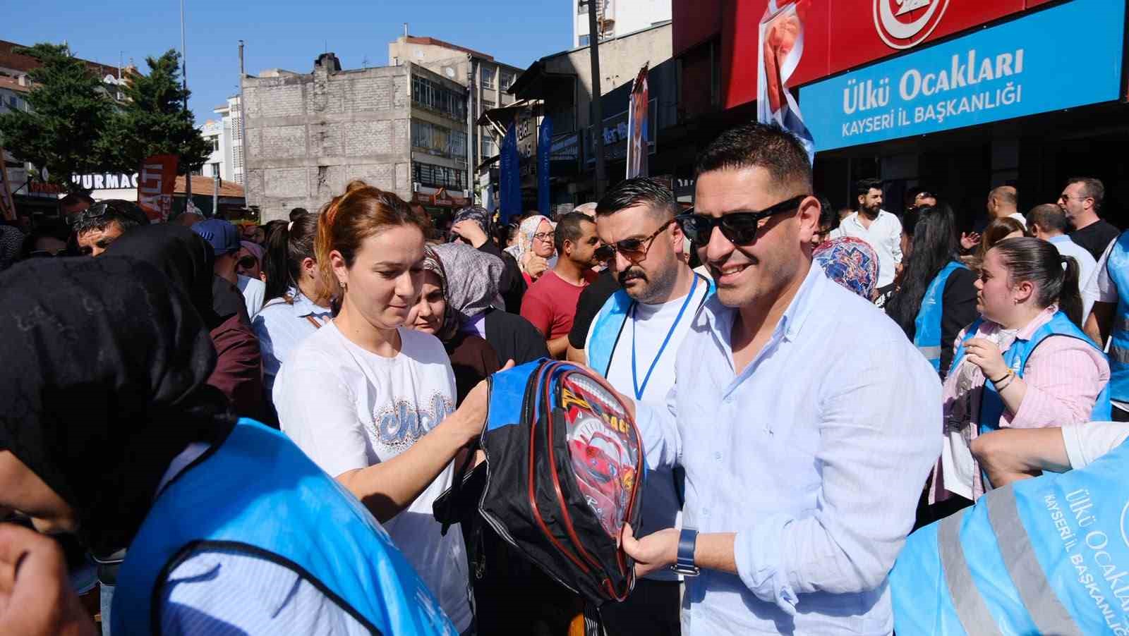 Ülkü Ocakları Kayseri İl Başkanlığı’ndan 5 bin öğrenciye kırtasiye desteği
