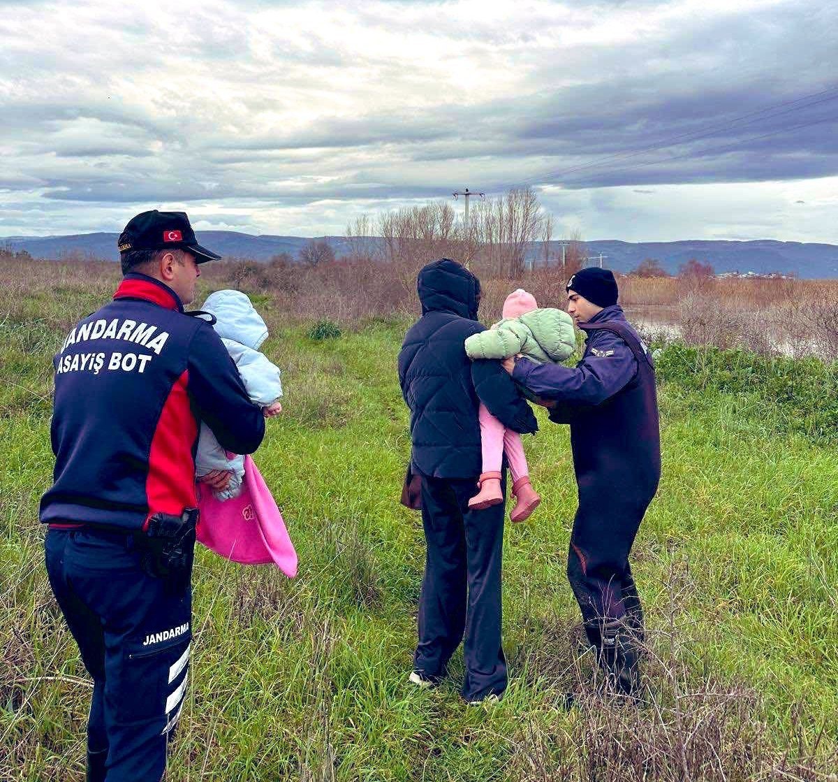 Uluabat Gölü’nde mahsur kalan aileyi jandarma kurtardı

