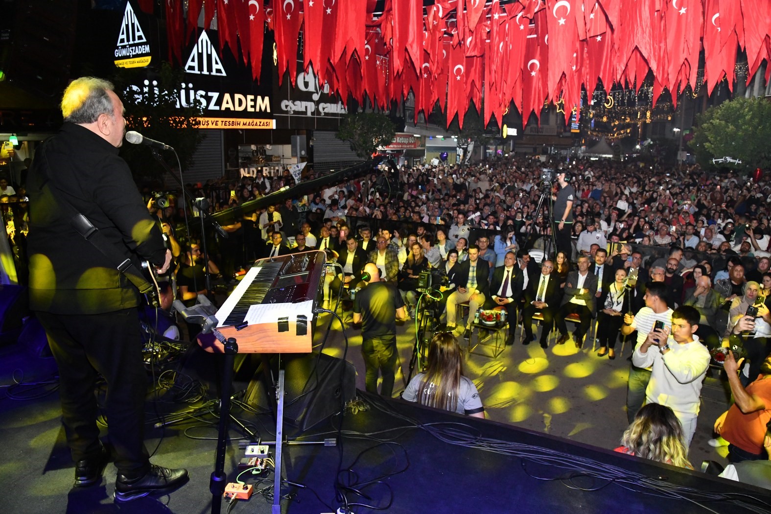 Ümit Besen’den memleketi Osmaniye’de muhteşem konser
