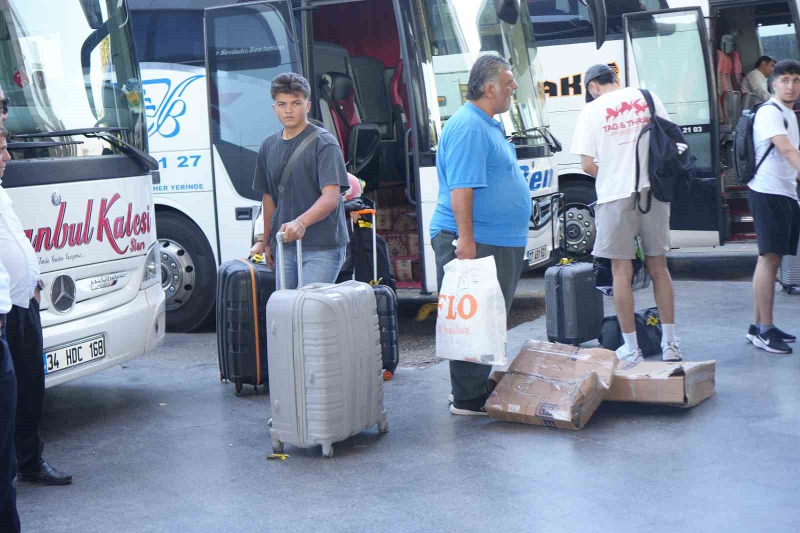 Üniversite için Antalya’ya geldiler, yurtlarına kadar eşlik edildi
