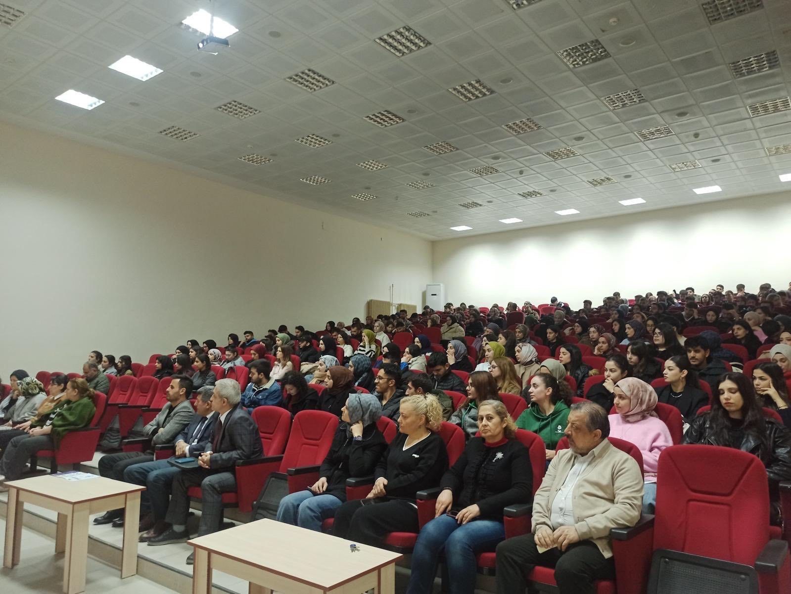 Üniversite öğrencilerine ’kadına yönelik şiddetle mücadele’ semineri
