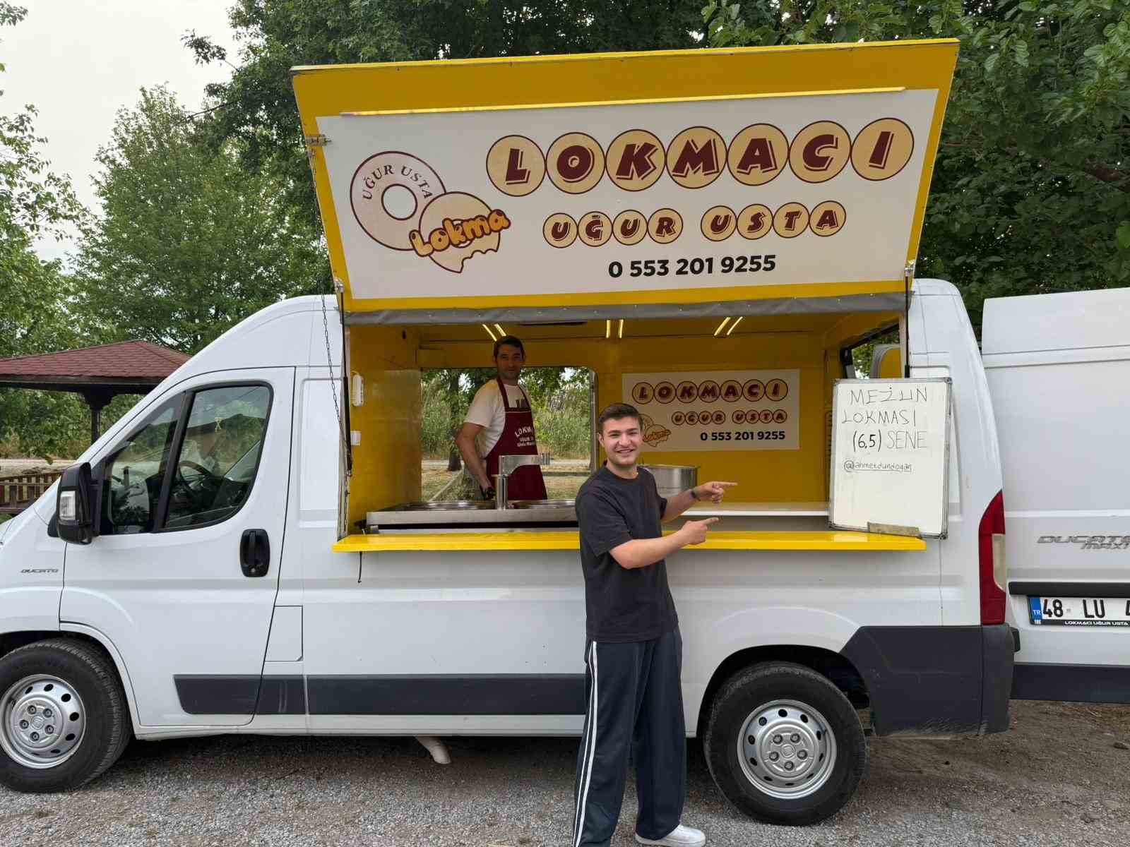 Üniversiteden 6,5 yıl sonra mezun olunca lokma döktürdü
