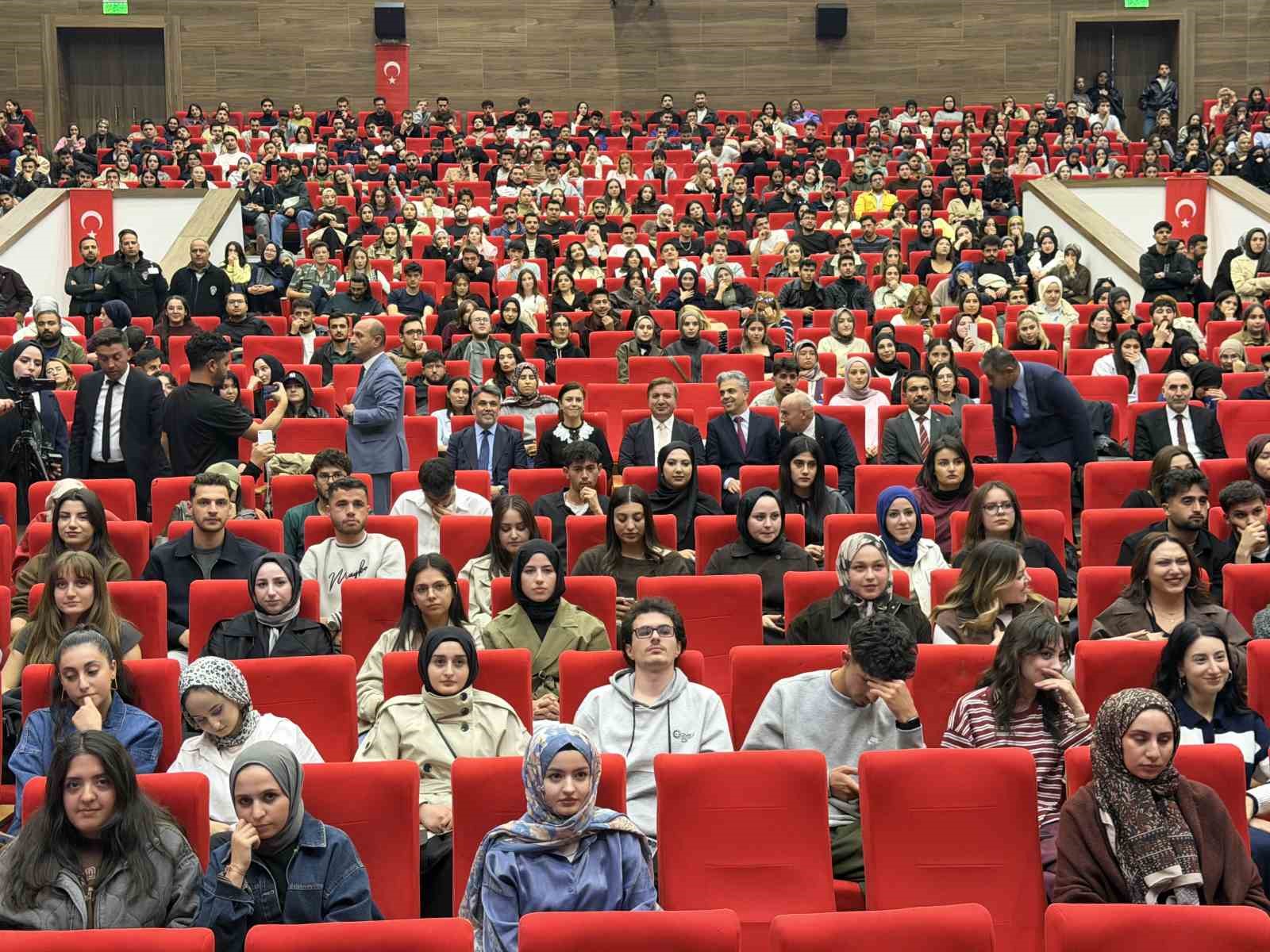 Üniversitelilere iş fırsatı: 869 kişi alınacak
