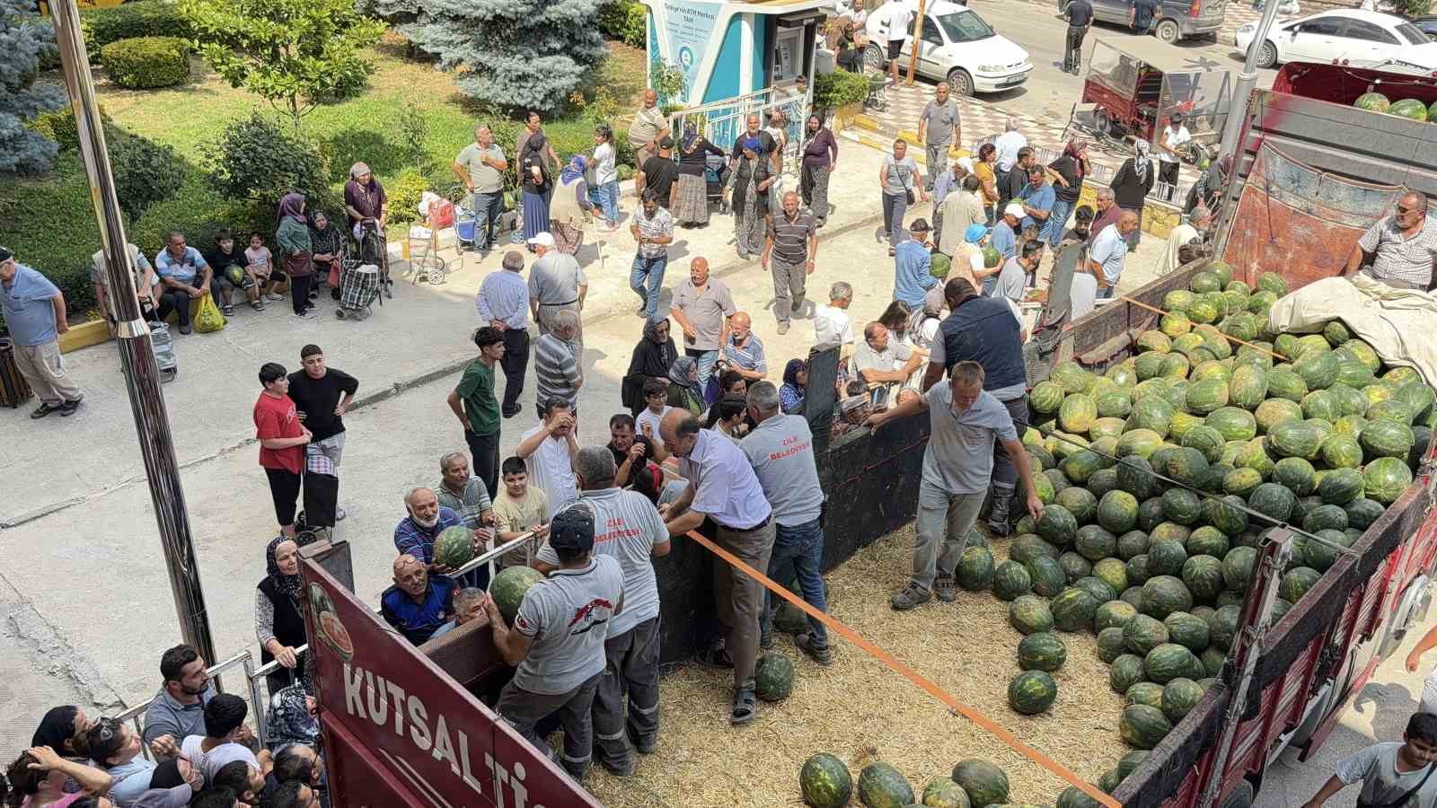 Uşûr olarak 20 ton karpuz dağıttı
