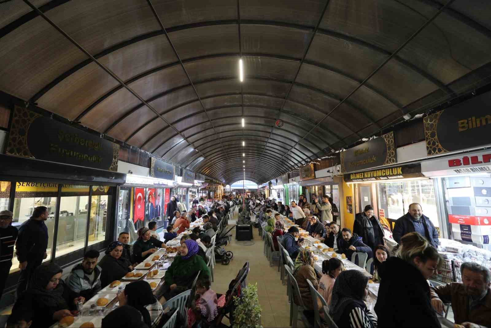 Uzun Çarşı’da iftar sofrası kuruldu

