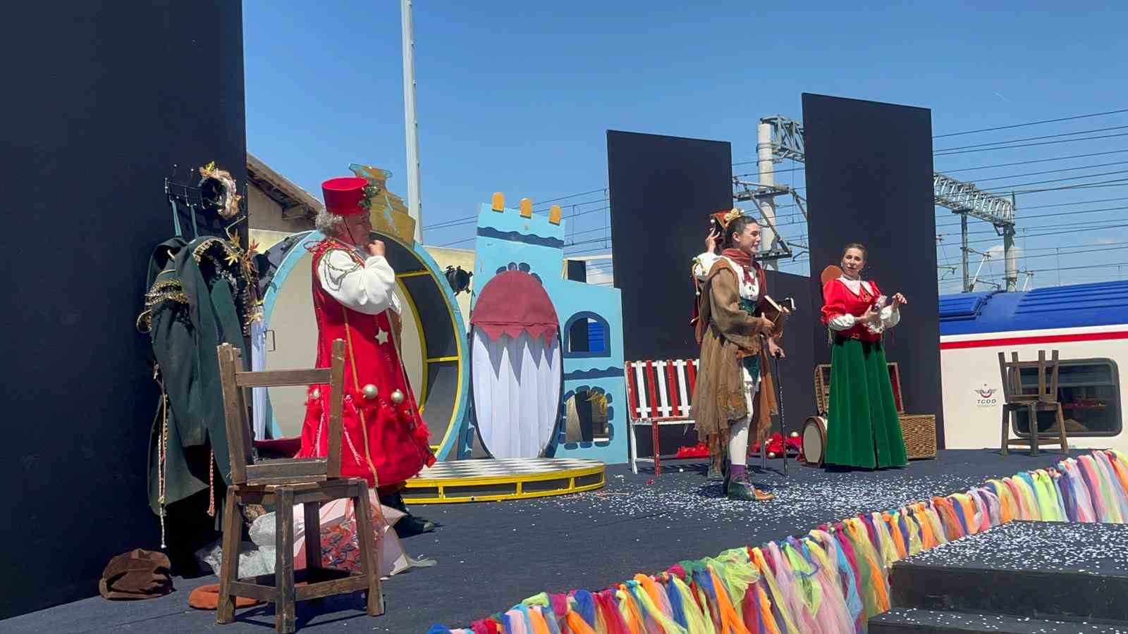 ‘Vagon Sahne’ Yozgat’ta tiyatroseverlerle buluştu
