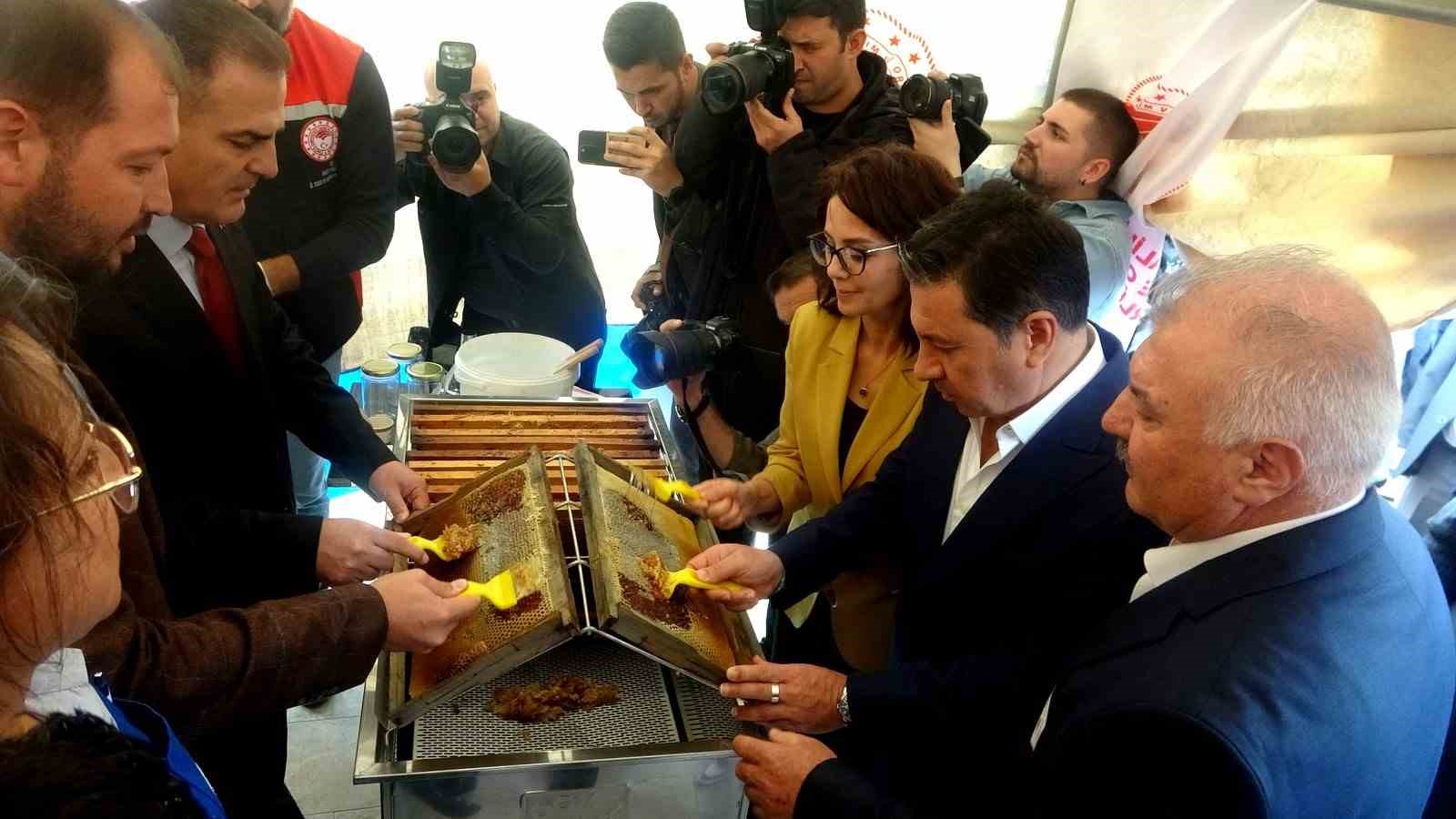 Vali Akbıyık: "Çam balında dünya birincisiyiz"
