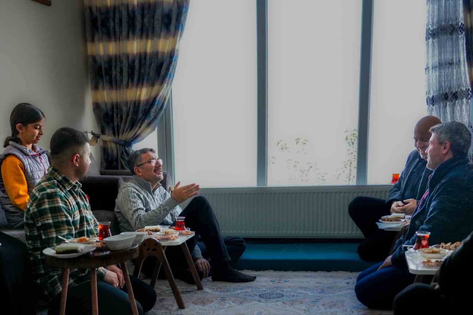 Vali Ali Çelik’ten Şehit Er Halit Tatlı’nın ailesine ziyaret
