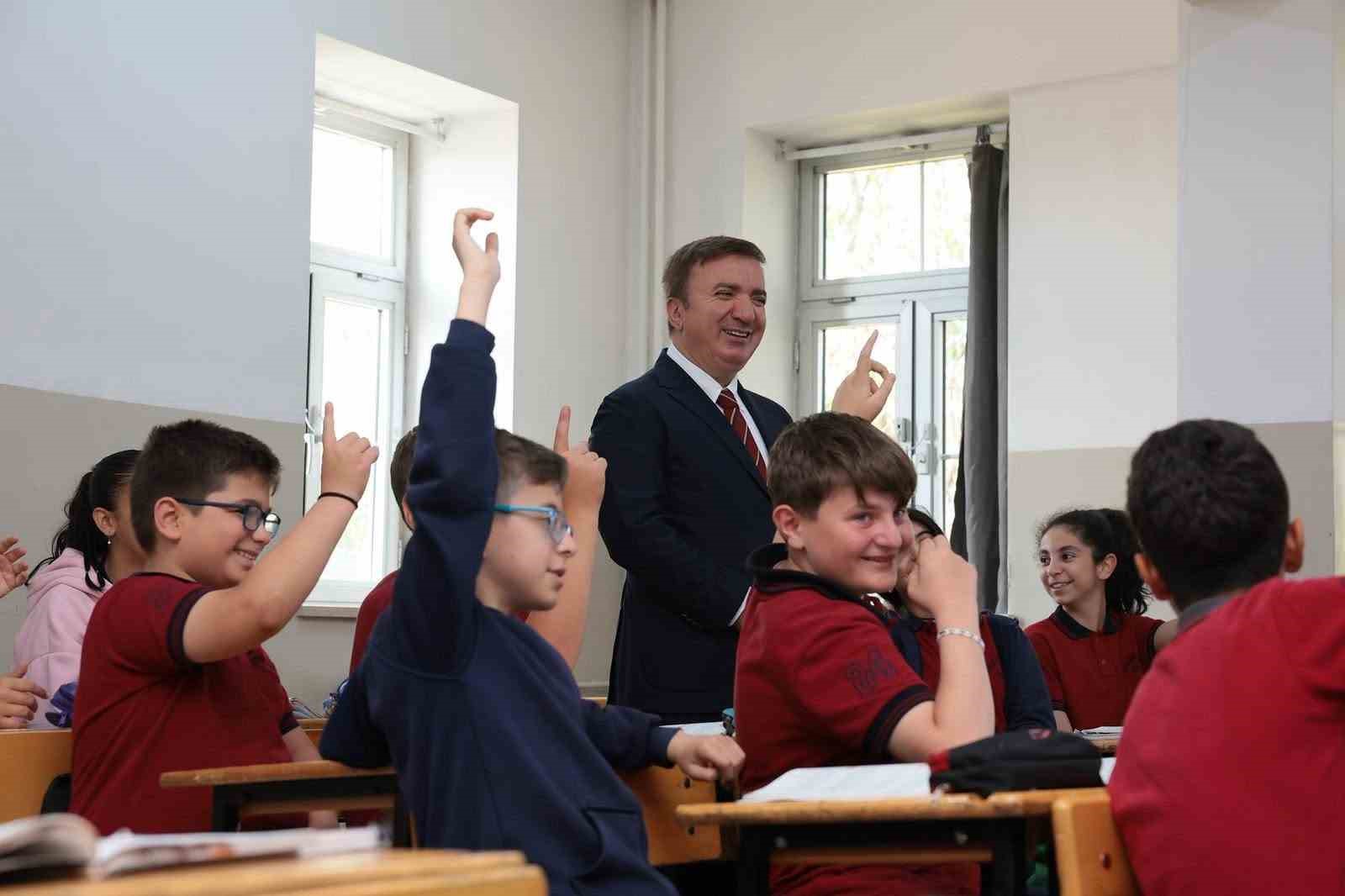 Vali Aydoğdu kendisini okula davet eden öğrencinin sınıfına konuk oldu

