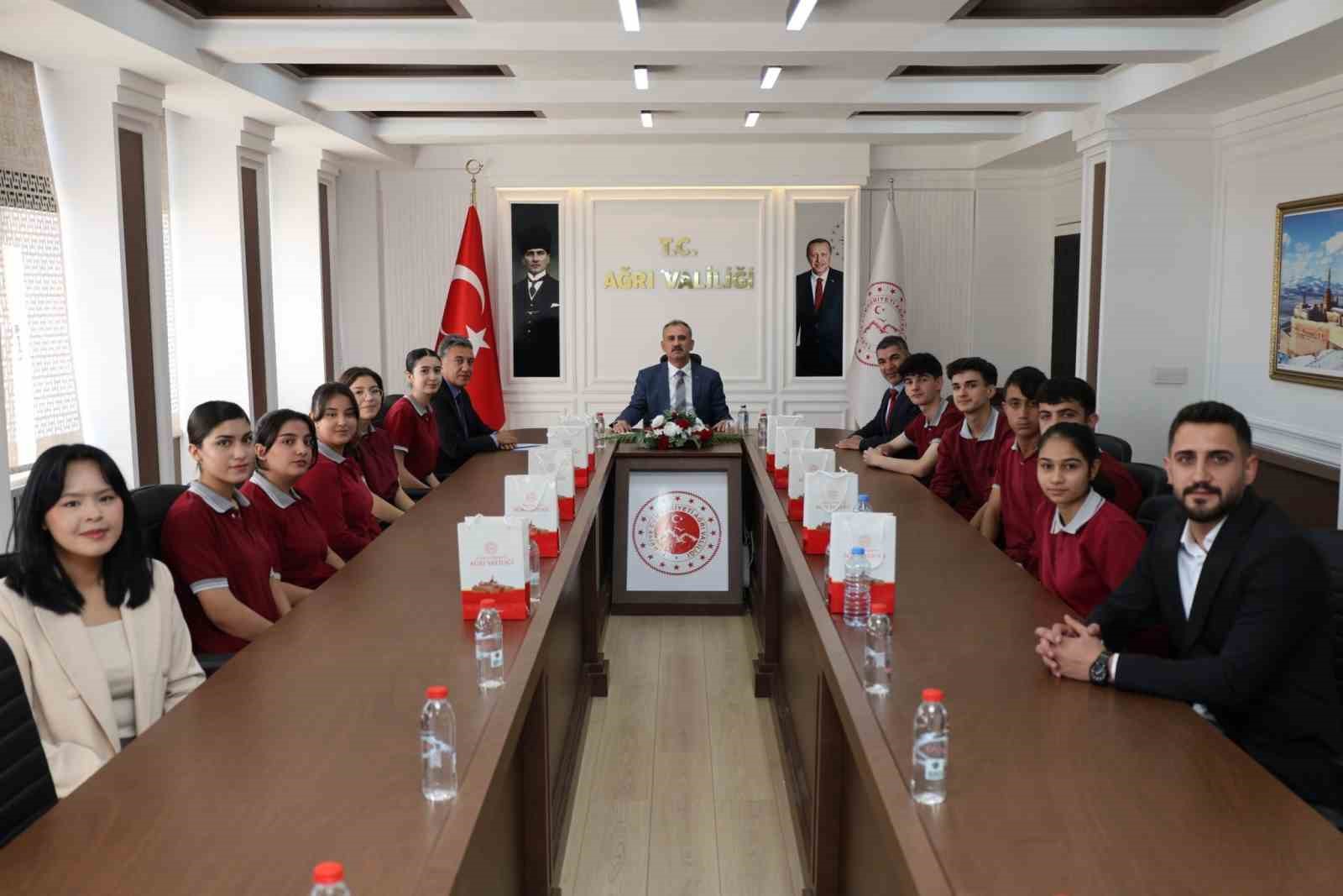 Vali Bozkurt öğrencilerle bir araya geldi
