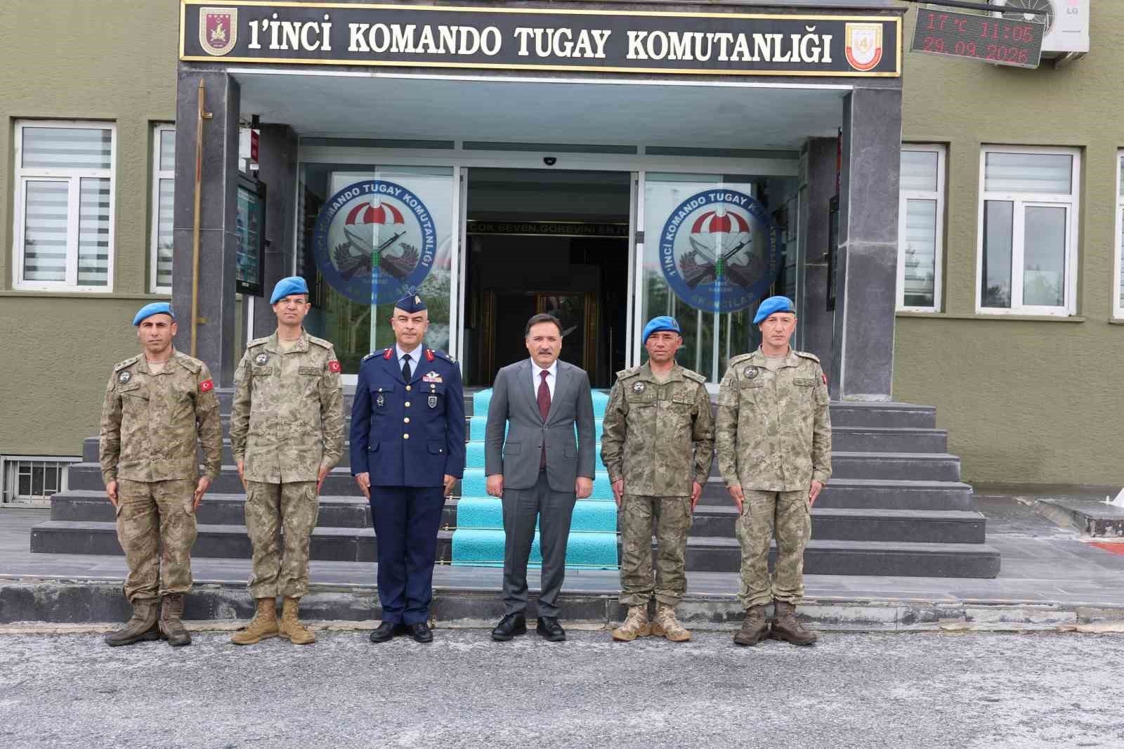 Vali Çiçek’ten göreve başlayan komutanlara ziyaret
