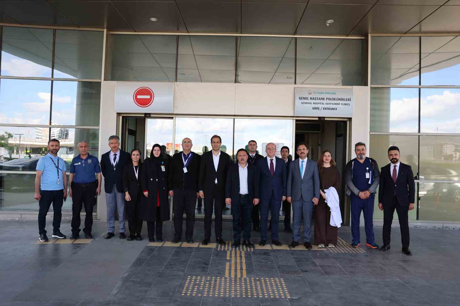 Vali Çiçek’ten hastanede tedavi gören vatandaşlara bayram ziyareti
