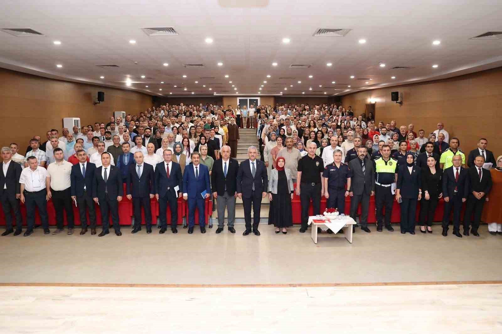 Vali Makas, 2026-2027 eğitim öğretim yılı hazırlıklarını değerlendirdi öğrencilerle bir araya geldi
