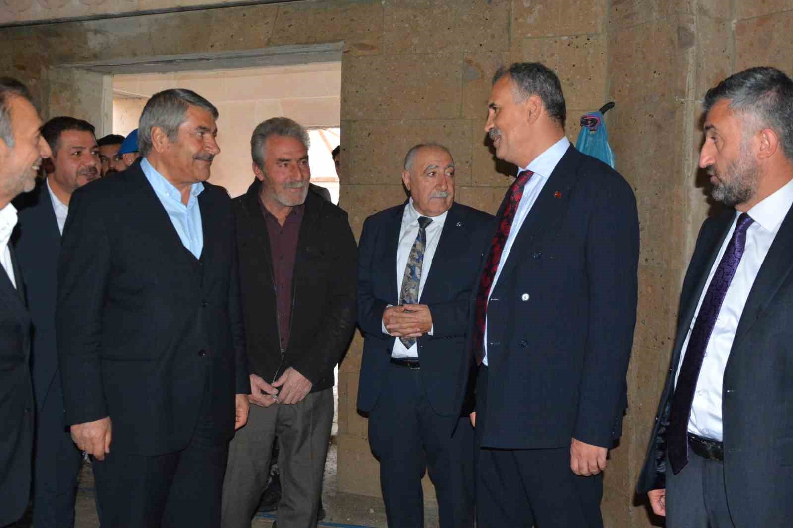 Vali Önder Bozkurt Patnos’ta Seyir Tepesi’ne hayran kaldı
