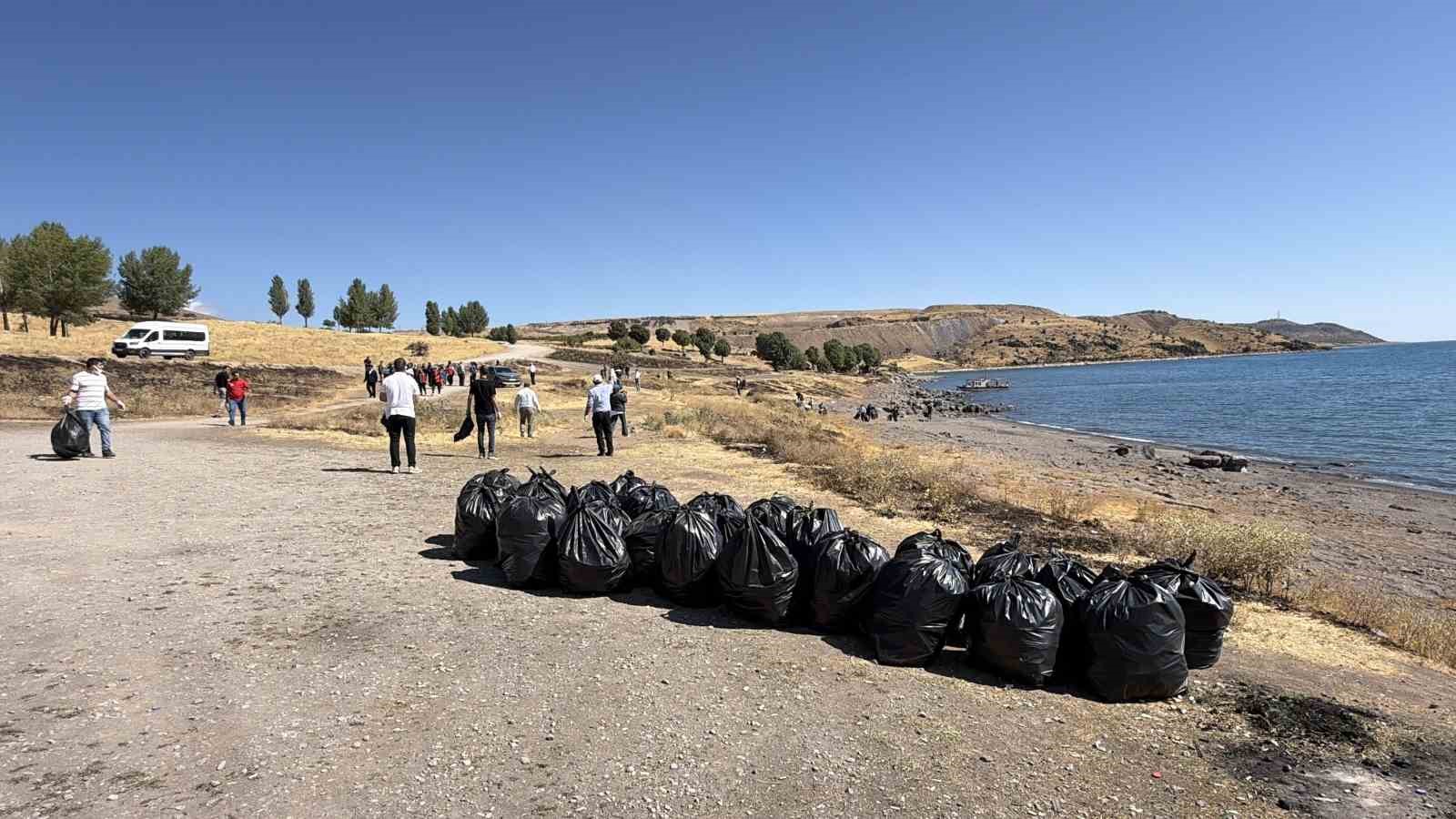 Van Gölü kıyısında temizlik seferberliği: 100 kişi katıldı, 4 ton çöp toplandı
