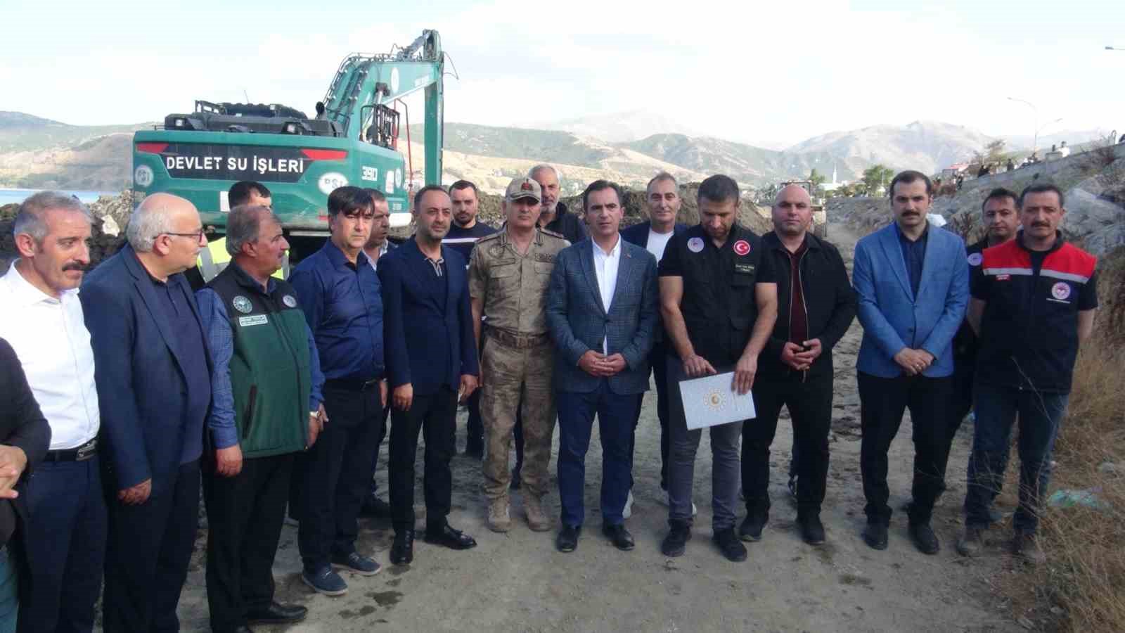 Van Gölü’nde dip çamuru temizliği hız kazandı

