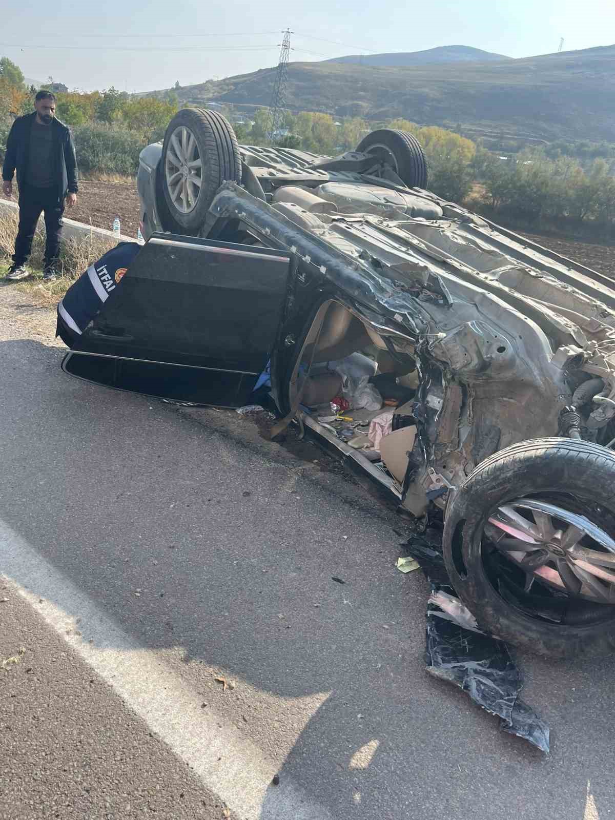 Van’da otomobil takla attı: 2 yaralı
