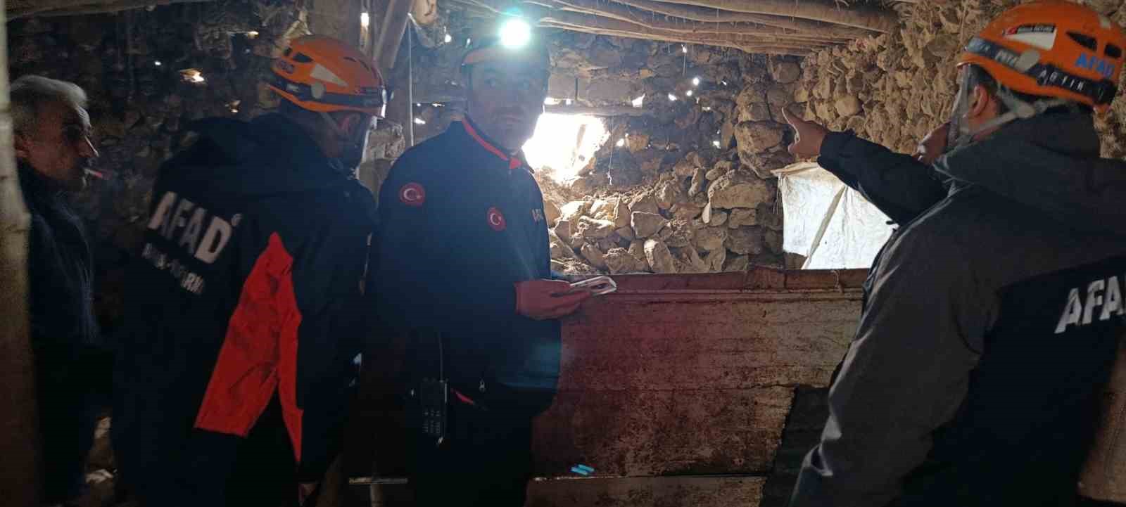 Van’daki depremde bir ahırın duvarı çöktü
