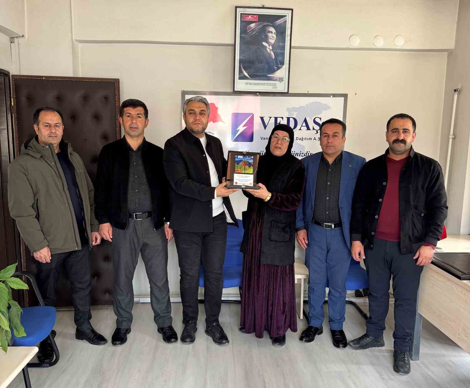 VEDAŞ ekiplerine muhtarlardan anlamlı teşekkür
