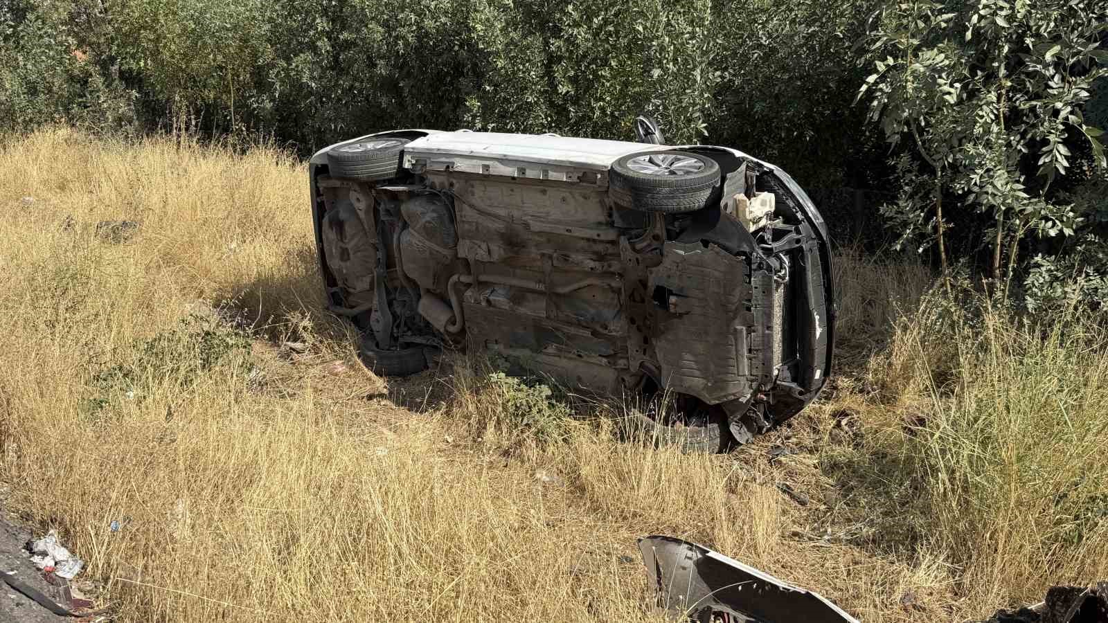 Virajı alamayan sürücünün otomobili devrildi
