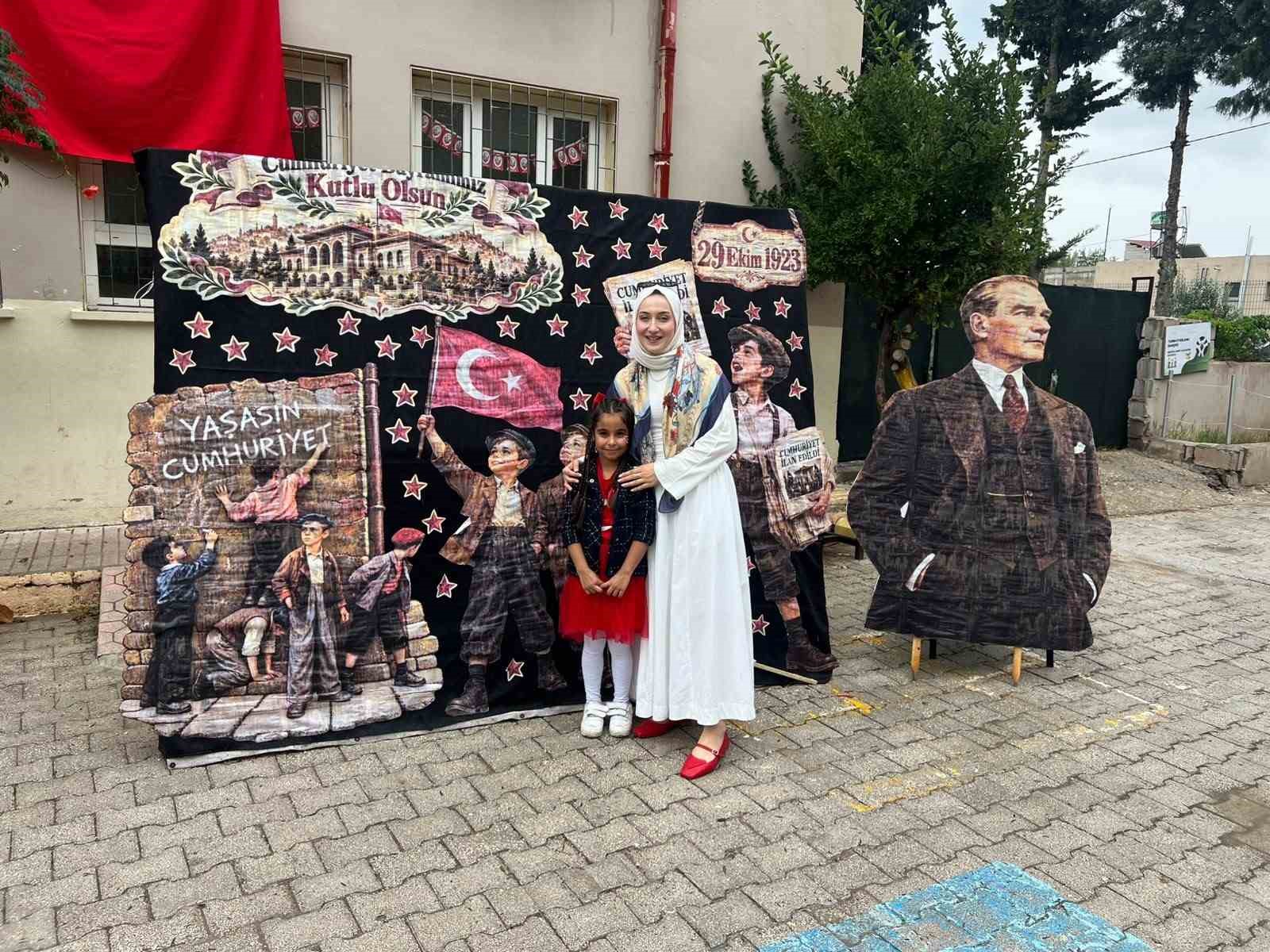 Yağmura aldırış etmeden Atasına şemsiye tutan küçük kızın davranışı yürekleri ısıttı
