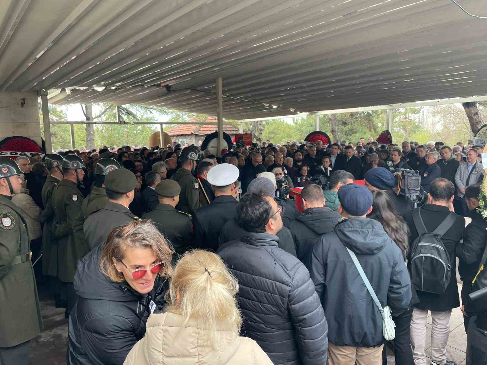 Yalçın Küçük son yolculuğuna uğurlandı
