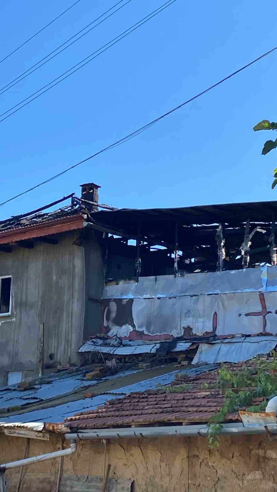 Yalvaç’ta iki ahşap ev yangında kullanılamaz hale geldi
