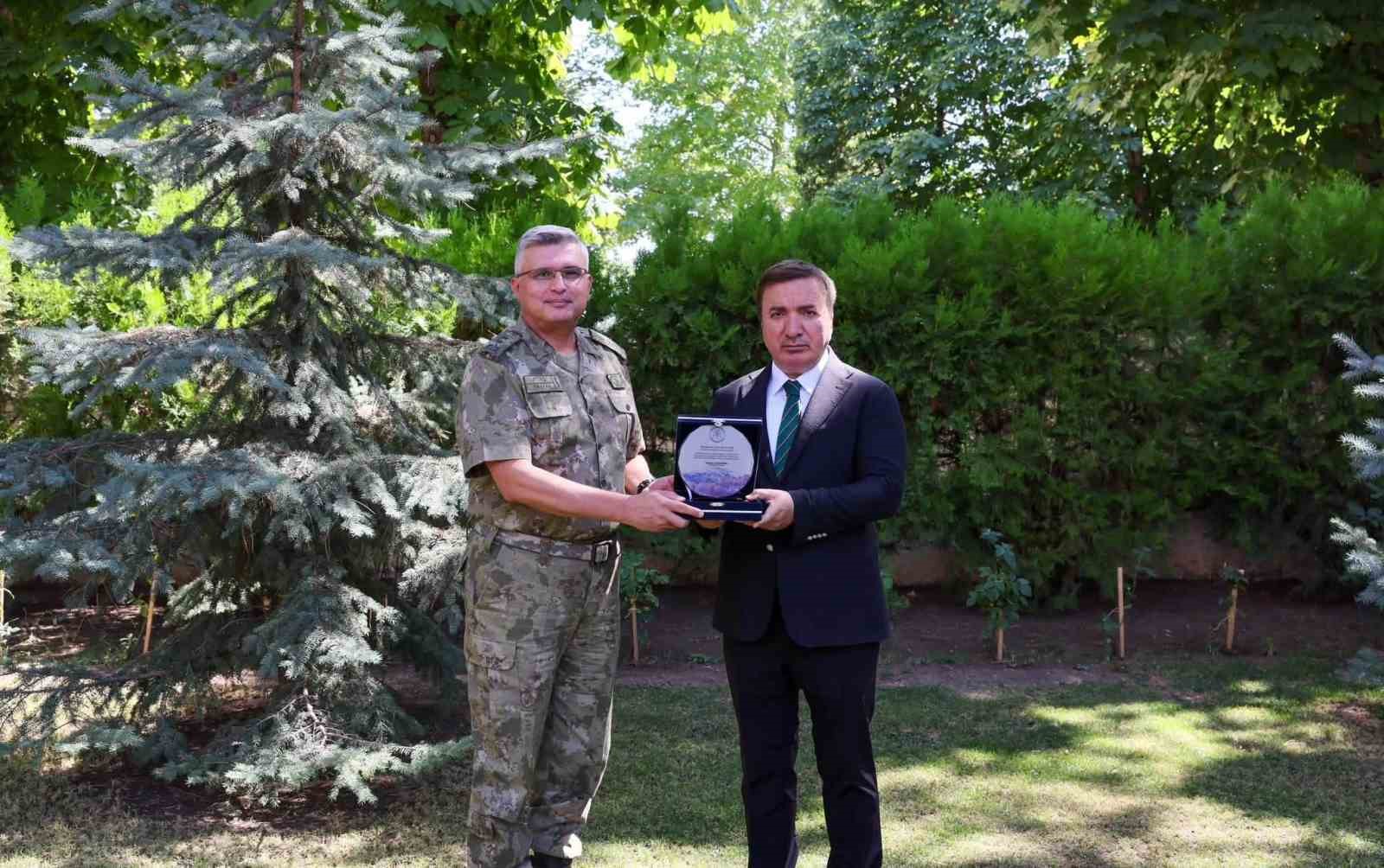 YAŞ kararıyla emekliye ayrılan Tümgeneral Ataç’tan Vali Aydoğdu’ya veda ziyareti
