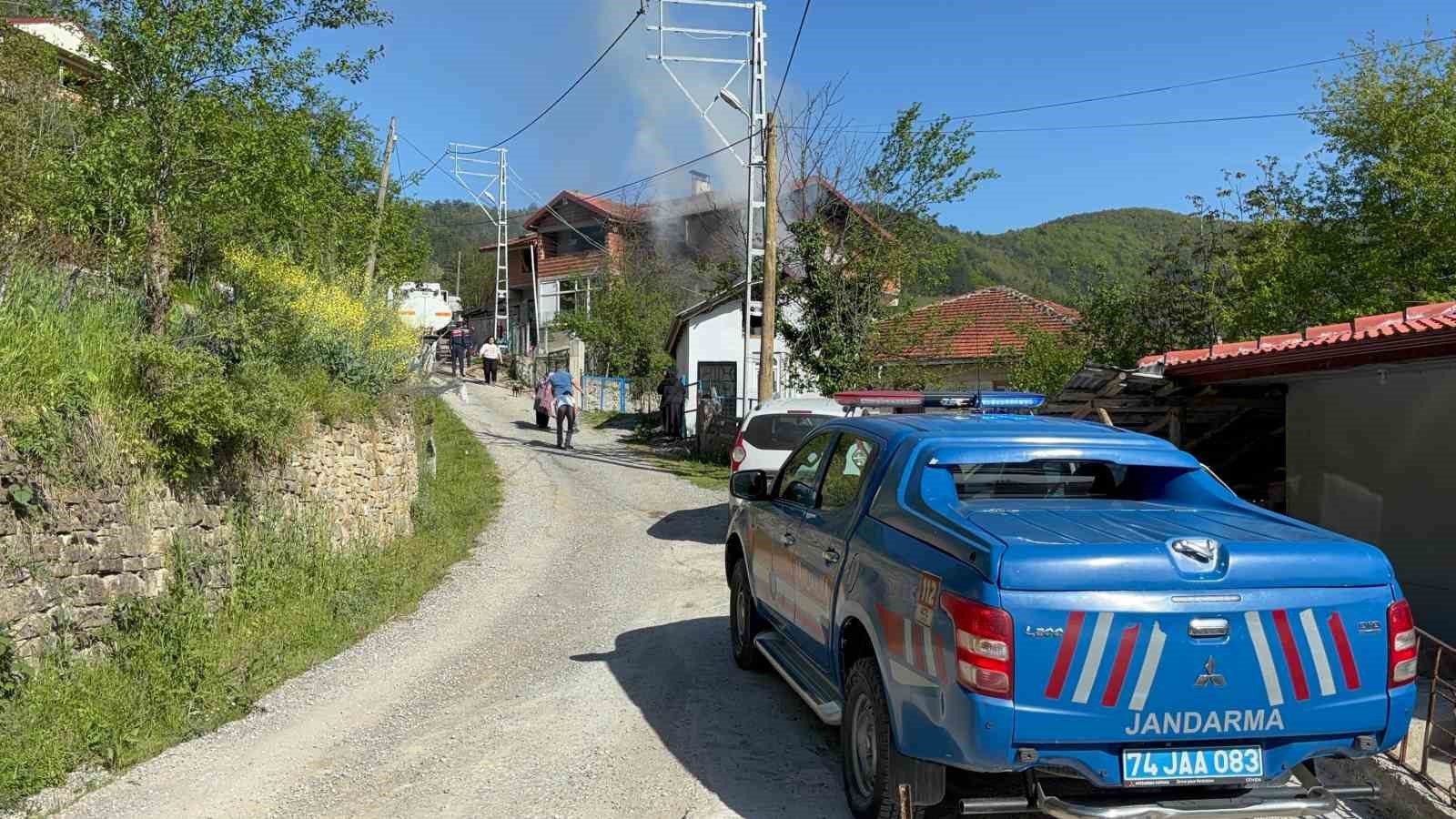 Yaşlı adam ve torunu yanmaktan son anda kurtuldu
