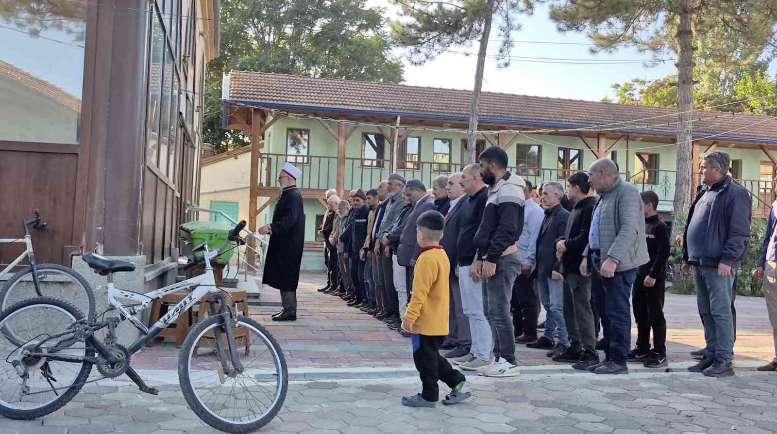 Yeğeni tarafından öldürülen amca son yolculuğuna uğurlandı
