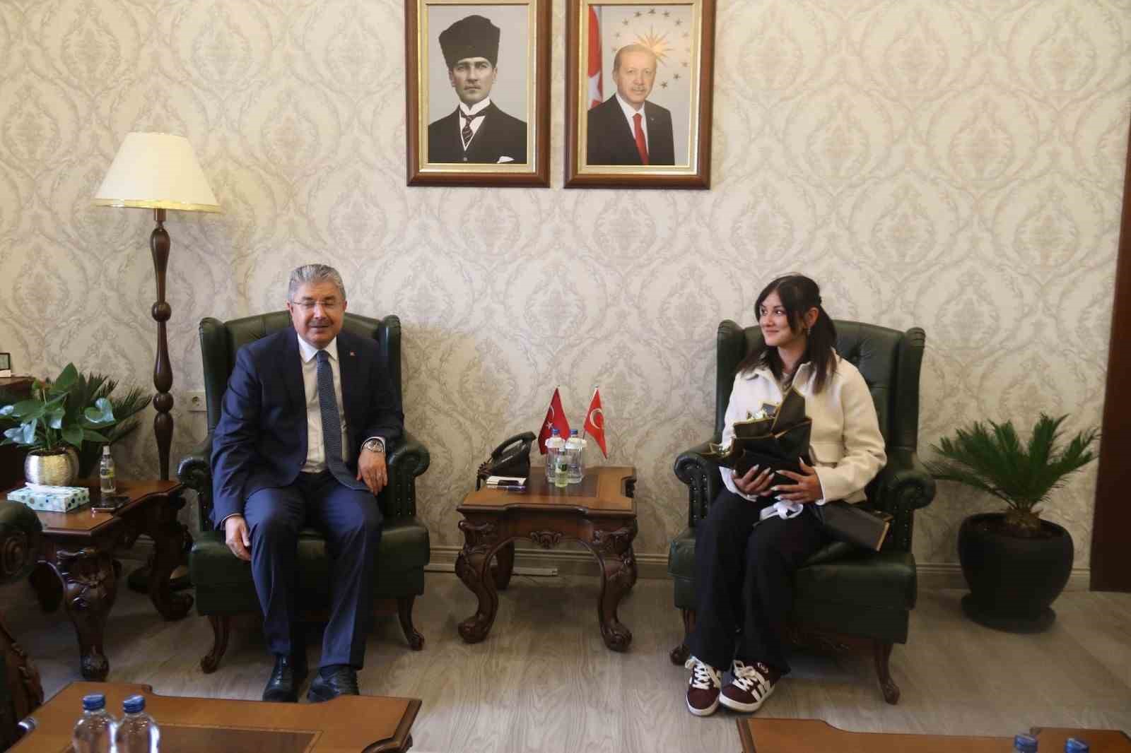 Yerde bulduğu Türk bayrağını kaldıran kurye valilikte ağırlandı
