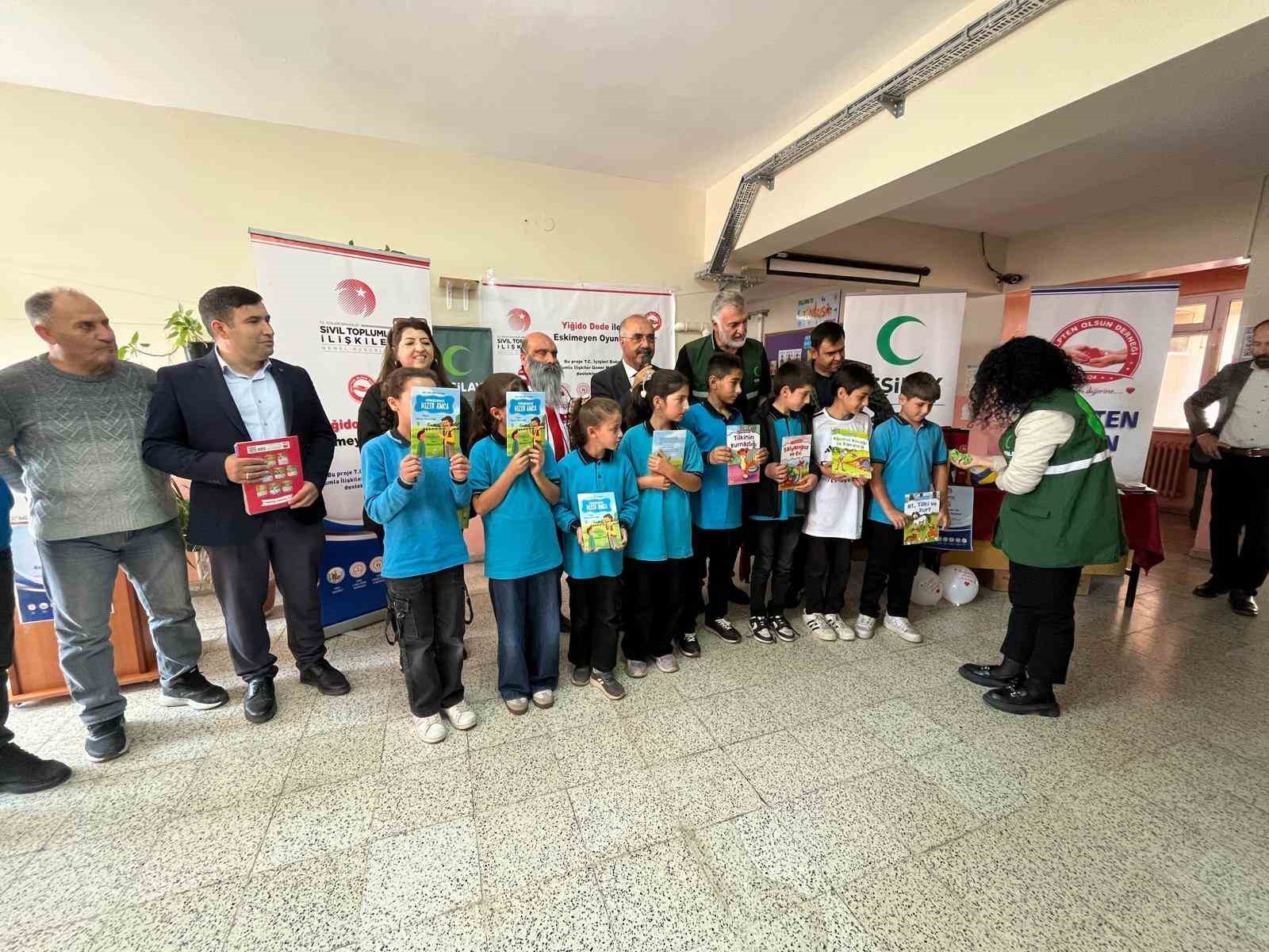 Yiğido dede çocuklara geleneksel oyunları anlattı
