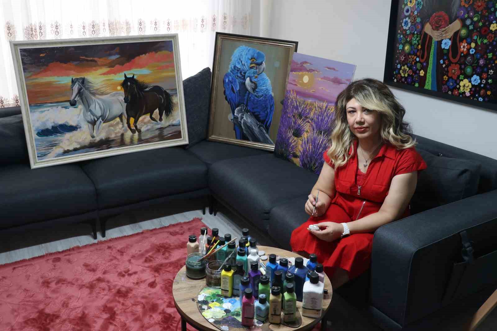 Yoğun mesaisinden arta kalan zamanını sanata ayırıyor
