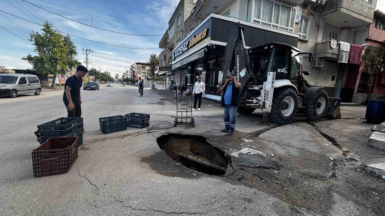 Yol çöktü, çevre esnafı çukuru kasalarla kapattı
