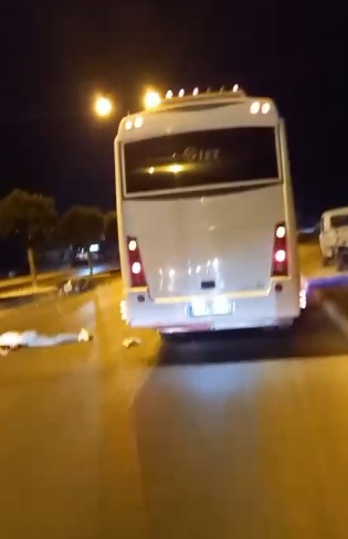 Yol kenarındaki midibüse çarpan motosikletli yaralandı
