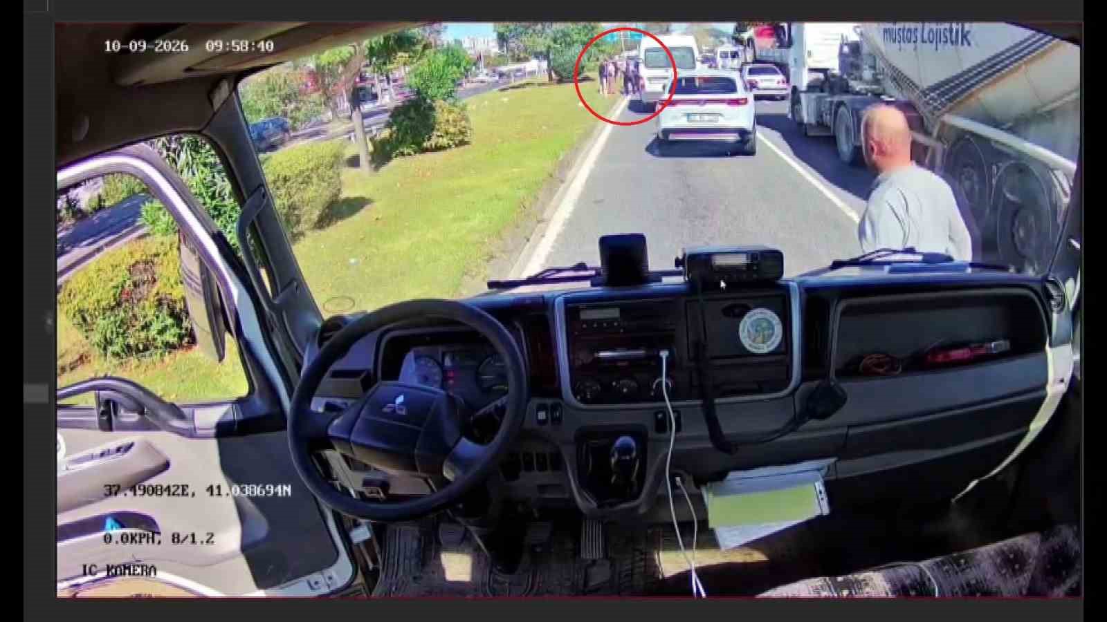 Yolda fenalaşan vatandaşı gördü, araçtan inip Heimlich manevrasıyla kurtardı
