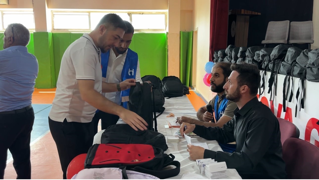 Yüksekova’da "İyilik Çantası" 100 yetim öğrenciye ulaştı
