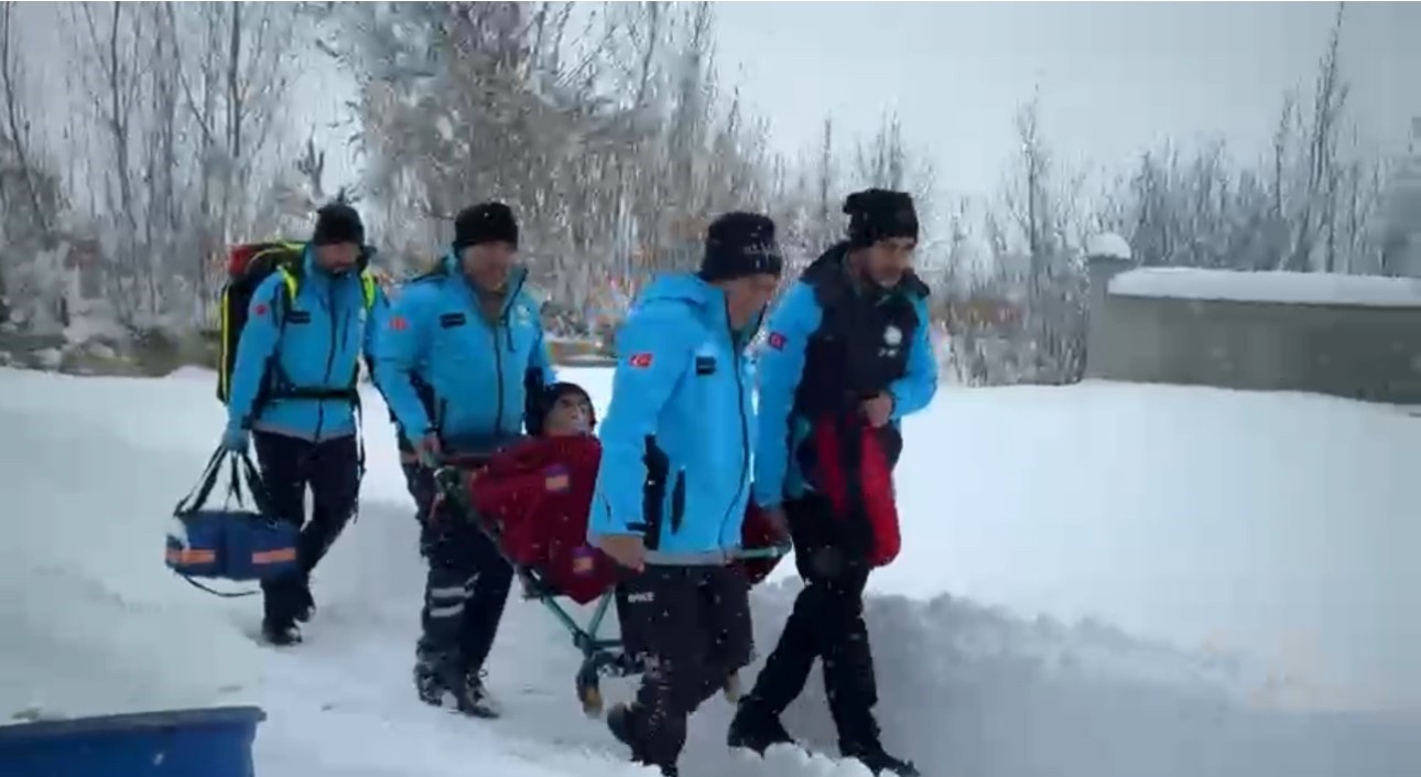 Yüksekova’da kar esaretinde zamanla yarış: 76 yaşındaki KOAH hastası için seferber oldular
