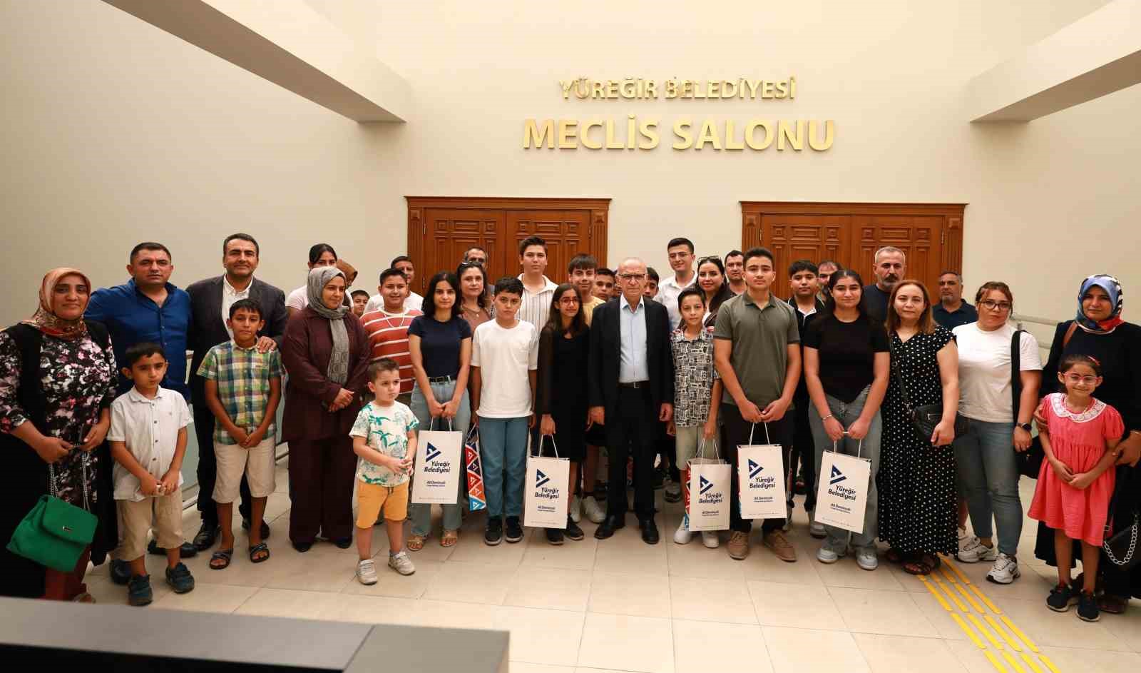 Yüreğir’de başarılı öğrencilere tablet ödülü
